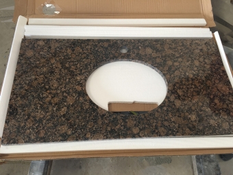 Балтийский коричневый гранитный туалетный столик для ванной 